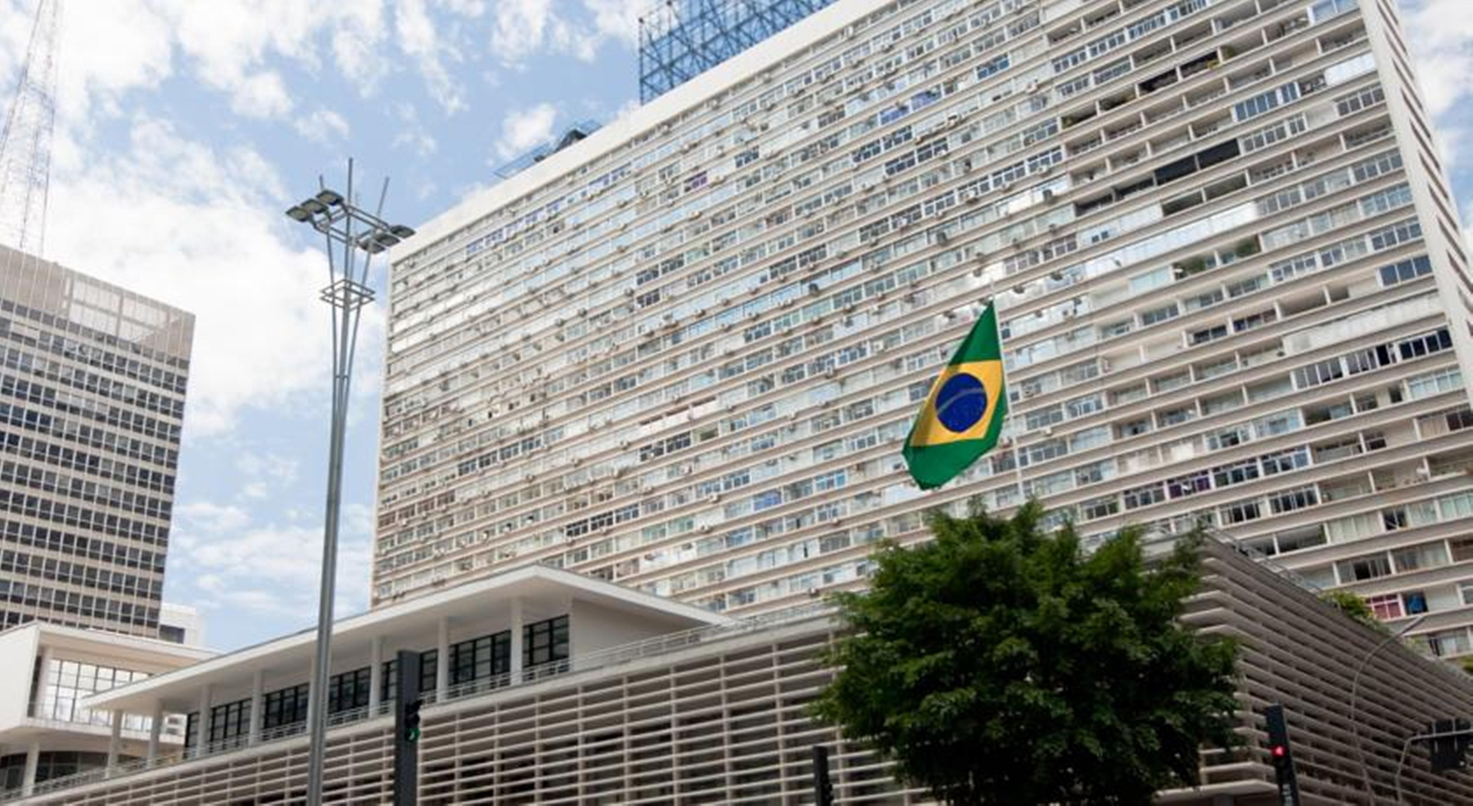 圣保罗万丽酒店 外观 照片 The 1960s-built building of the Federal University of Rio de Janeiro, in which the university library is located.