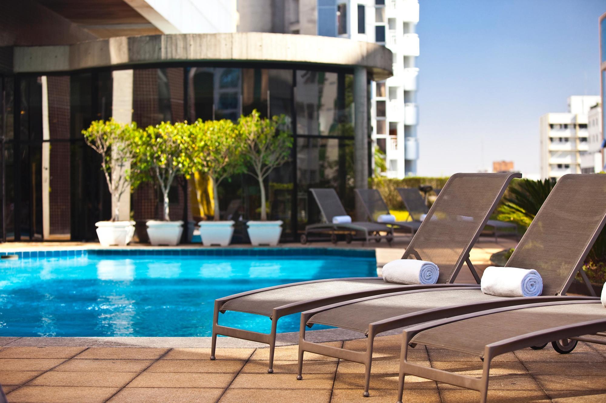 圣保罗万丽酒店 外观 照片 The pool at the hotel